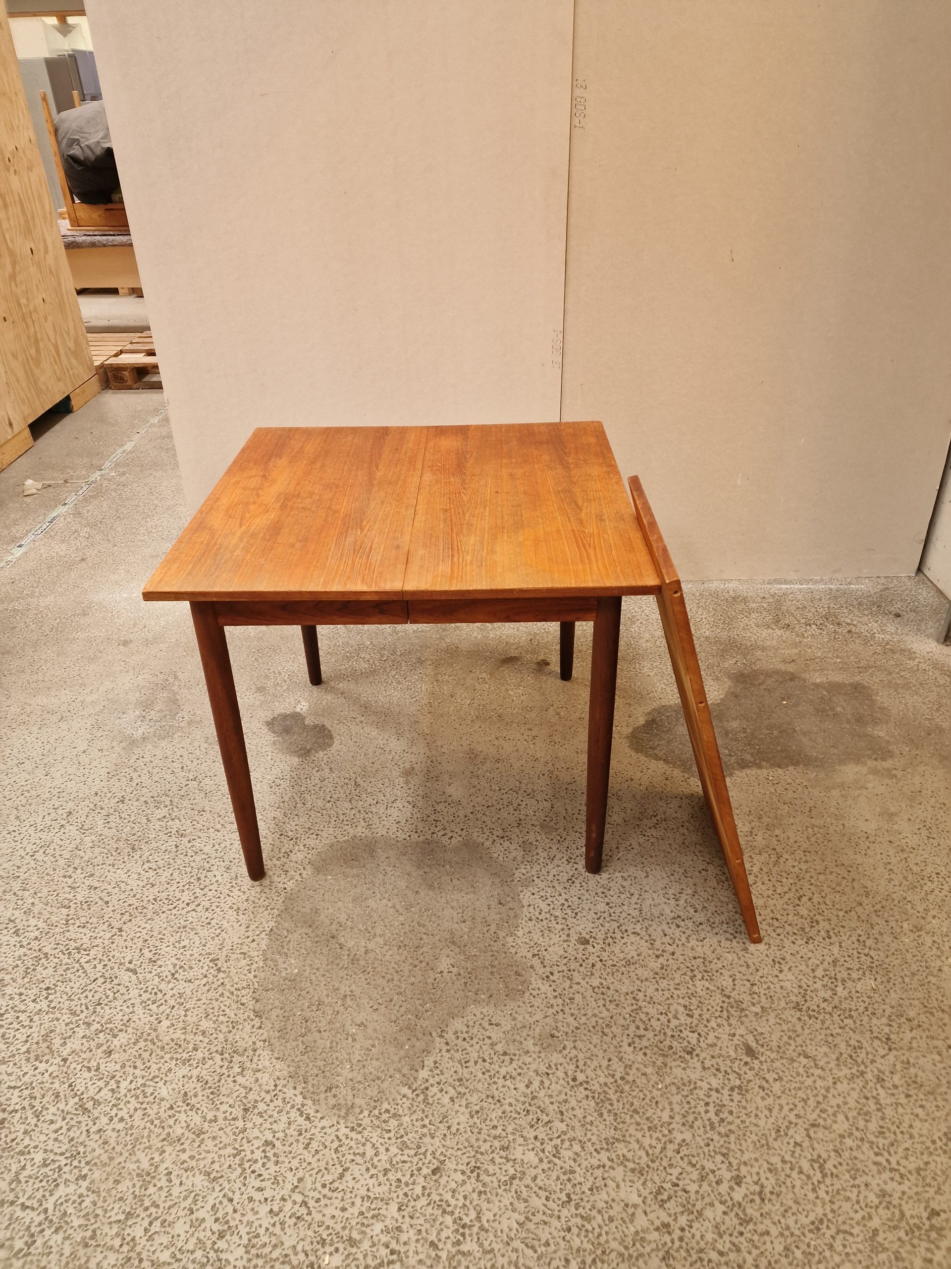 Kvadratisk spisebord i teak med én tillægsplade