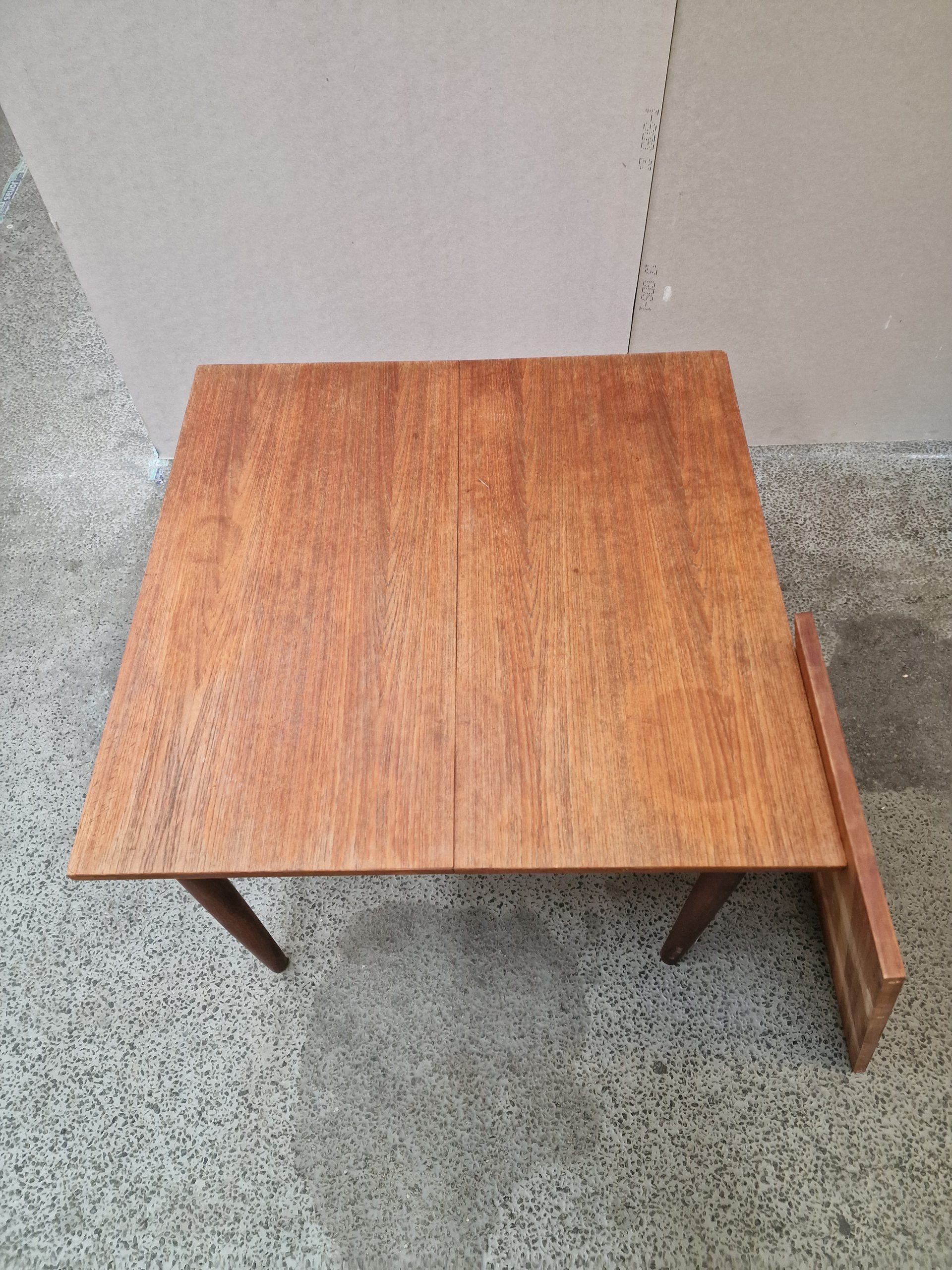 Kvadratisk spisebord i teak med én tillægsplade
