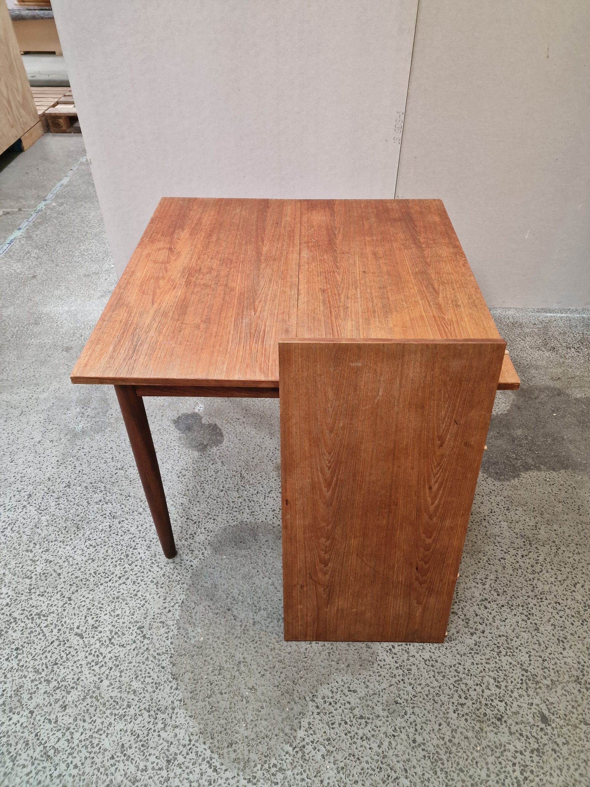 Kvadratisk spisebord i teak med én tillægsplade