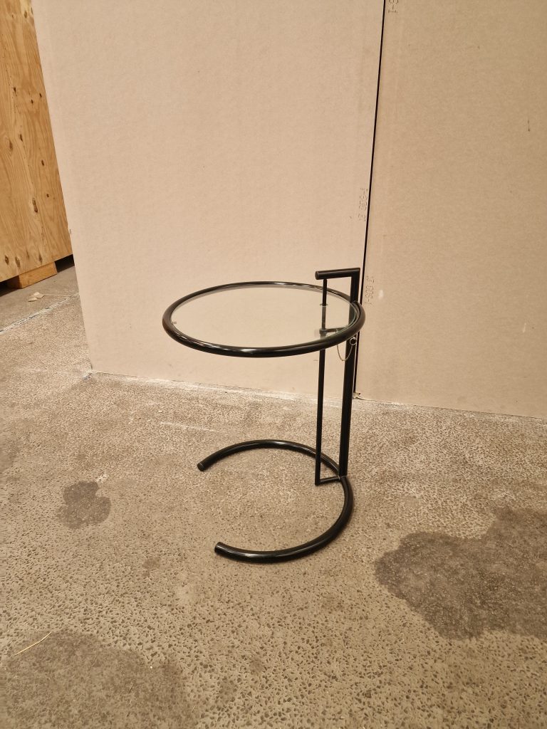 Sort rundt sidebord med glasplade