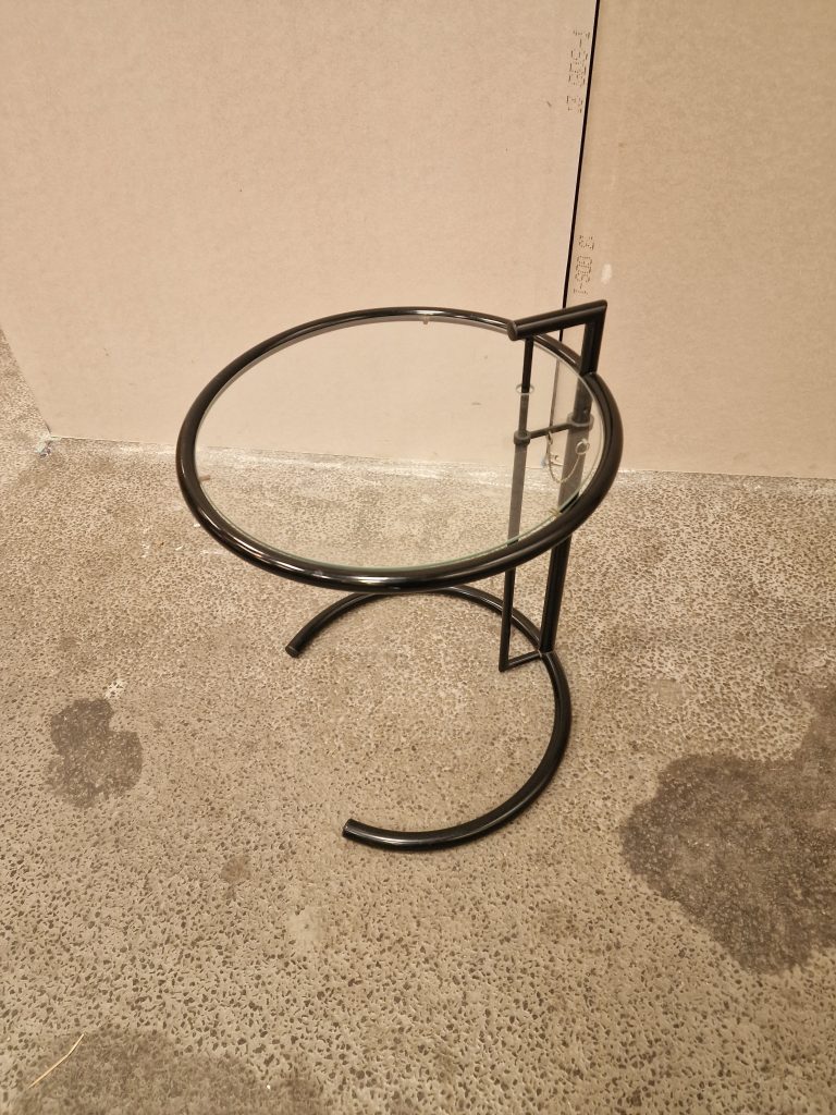 Sort rundt sidebord med glasplade