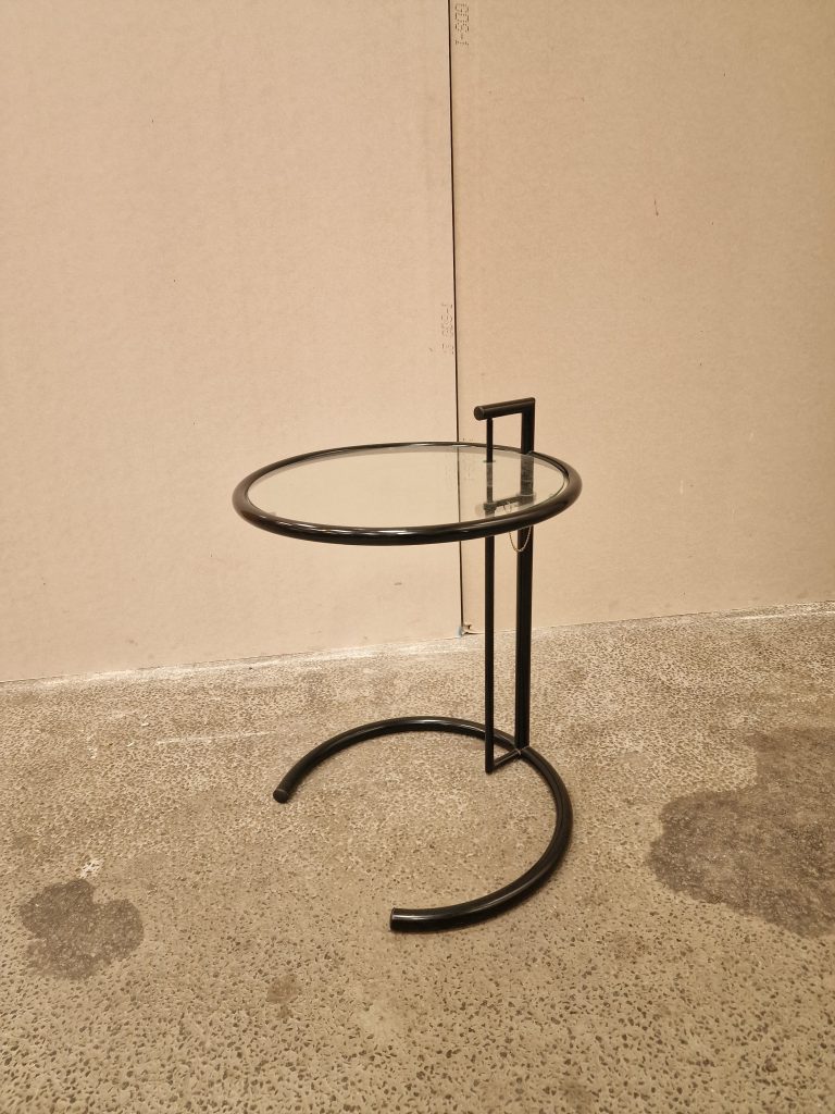 Sort rundt sidebord med glasplade