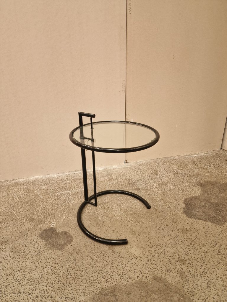 Sort rundt sidebord med glasplade