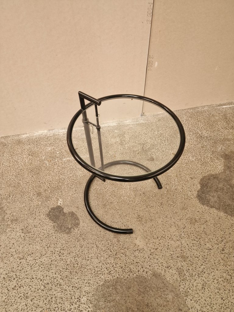 Sort rundt sidebord med glasplade