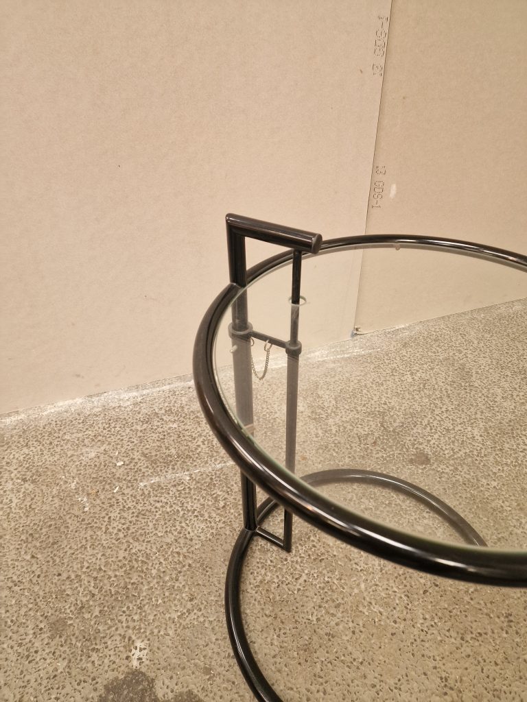 Sort rundt sidebord med glasplade