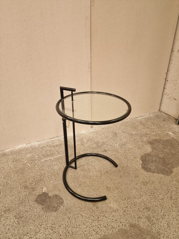 Sort rundt sidebord med glasplade