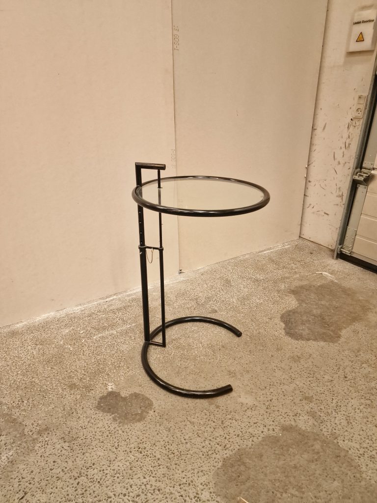 Sort rundt sidebord med glasplade