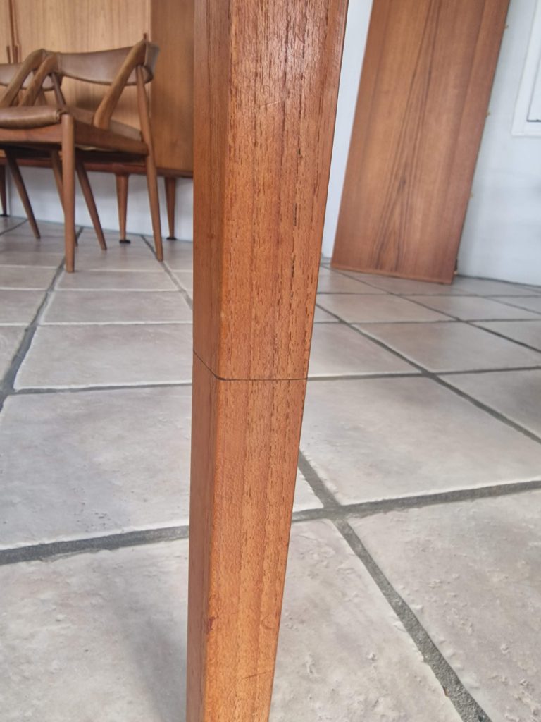 Ole Hald spisebord i teak med to tillægsplader, teak