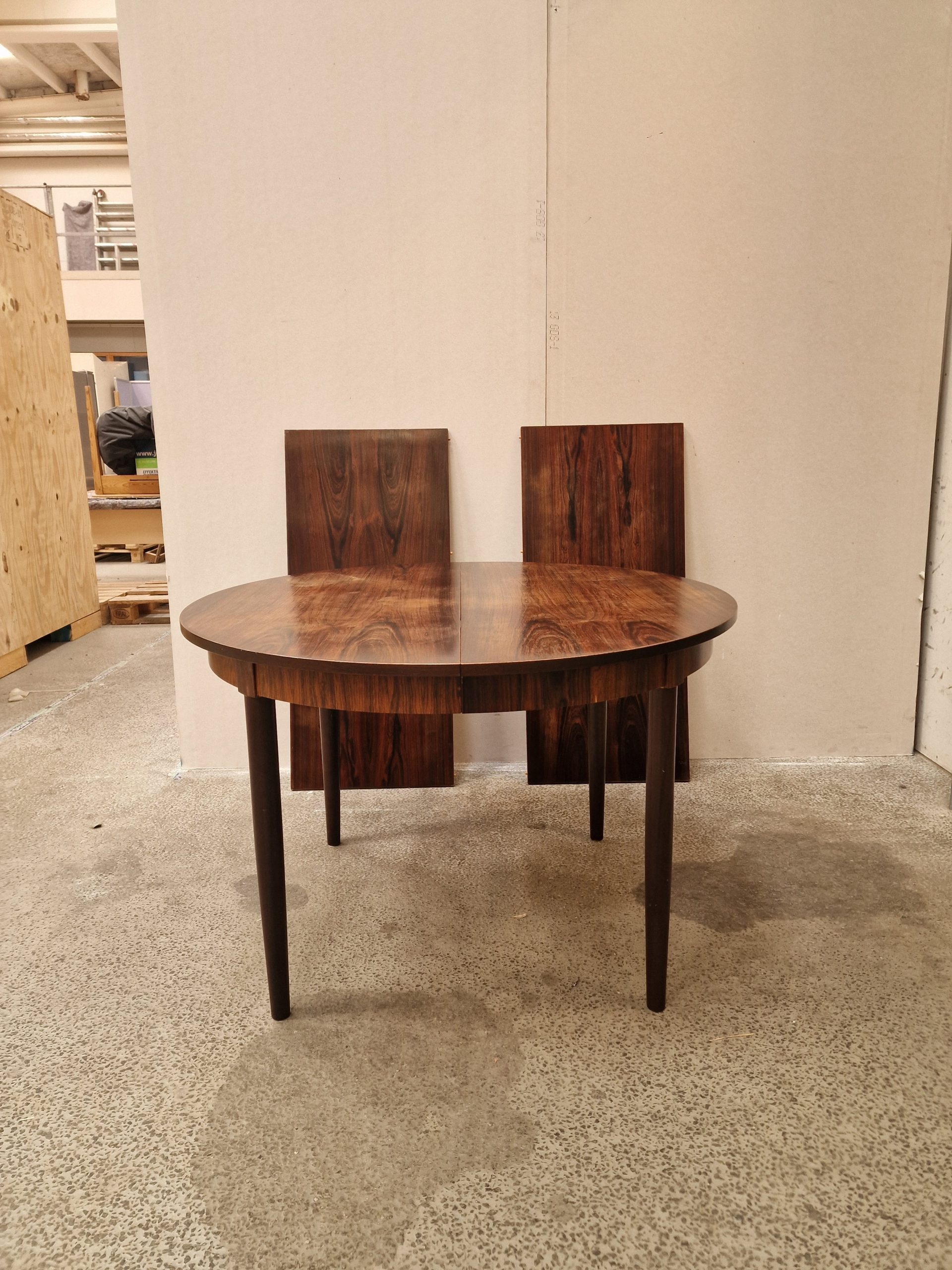 Rundt spisebord i palisander med tillægsplader, til renovering