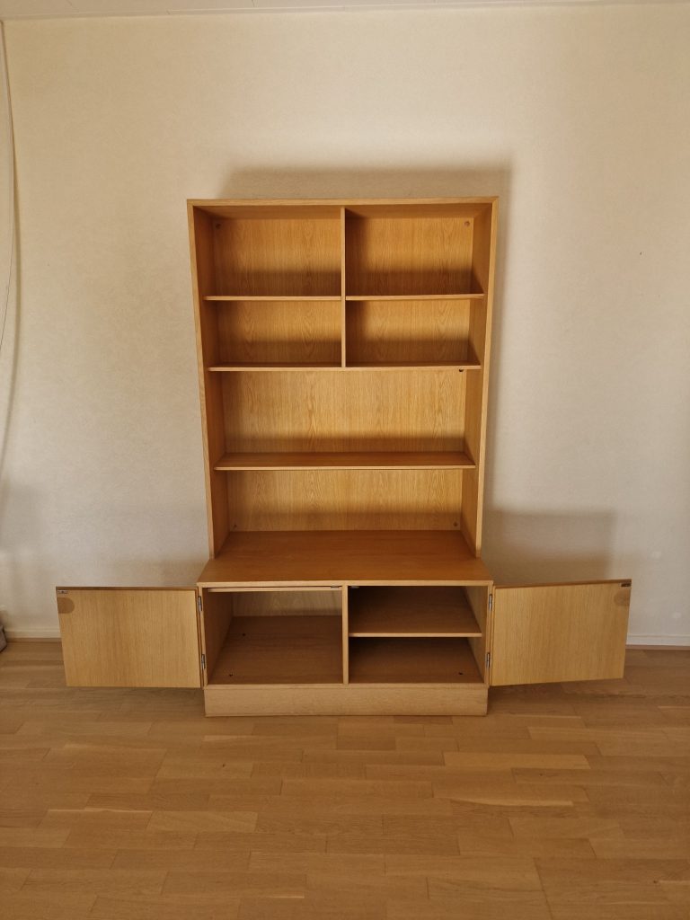 Reol/skænk i lys egetræ af Sven Ellekær