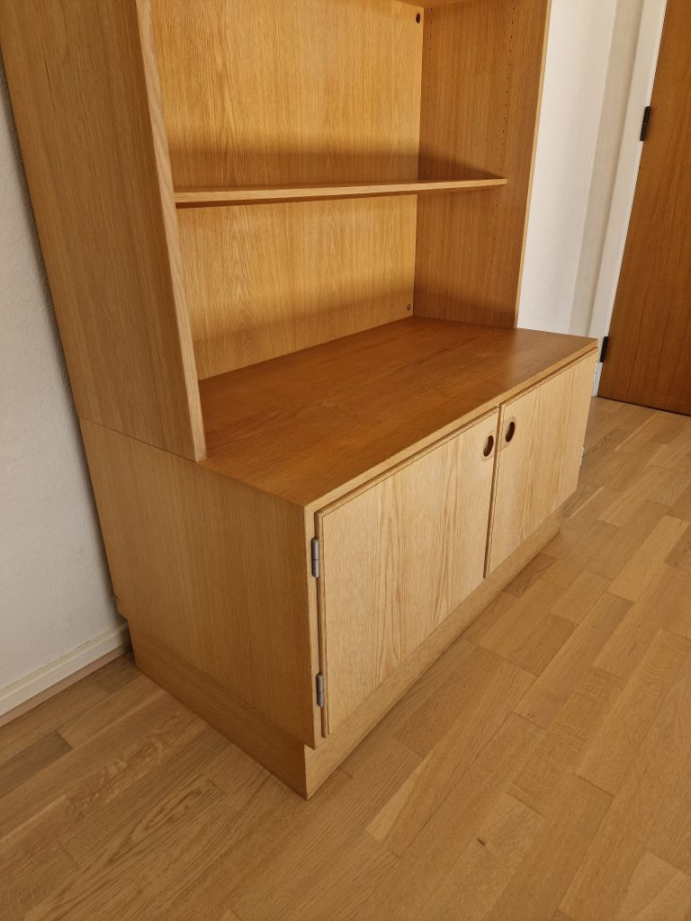 Reol/skænk i lys egetræ af Sven Ellekær