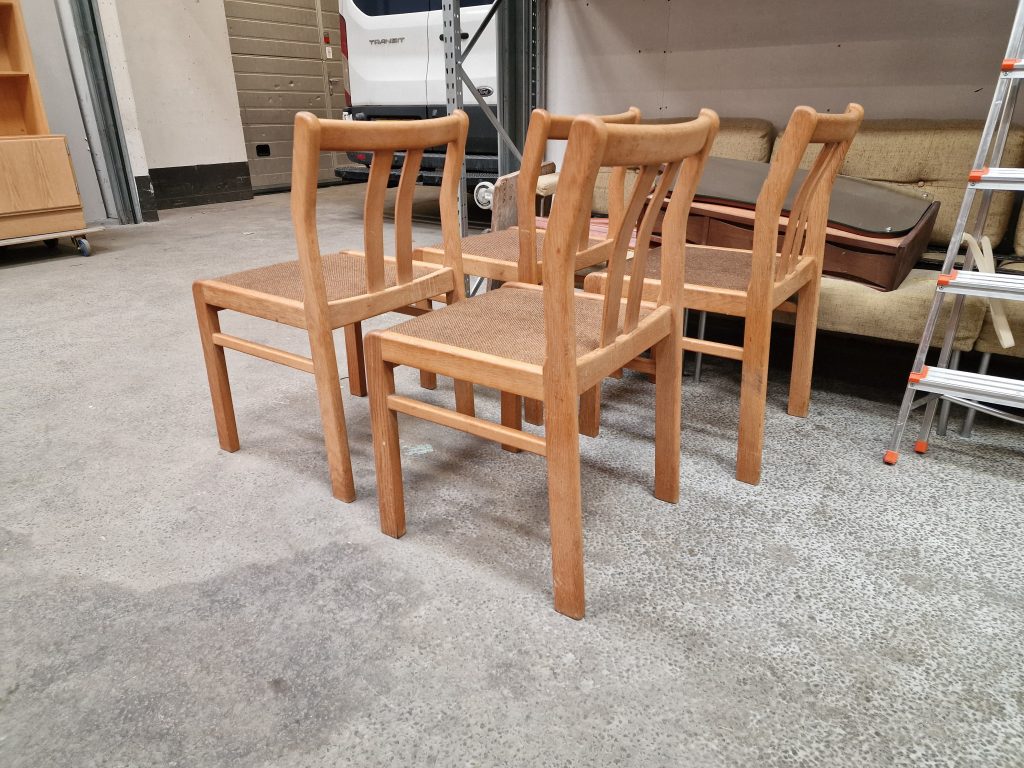 Fire spisestole i massiv egetræ af Skovmand & Andersen