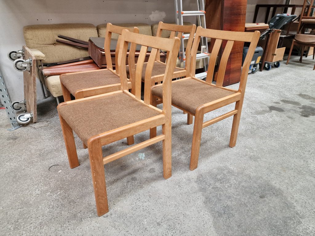 Fire spisestole i massiv egetræ af Skovmand & Andersen