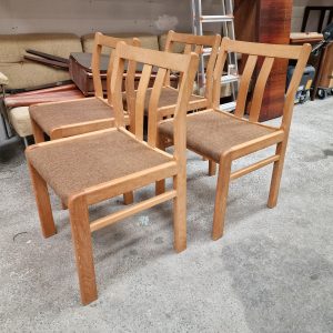 Fire spisestole i massiv egetræ af Skovmand & Andersen