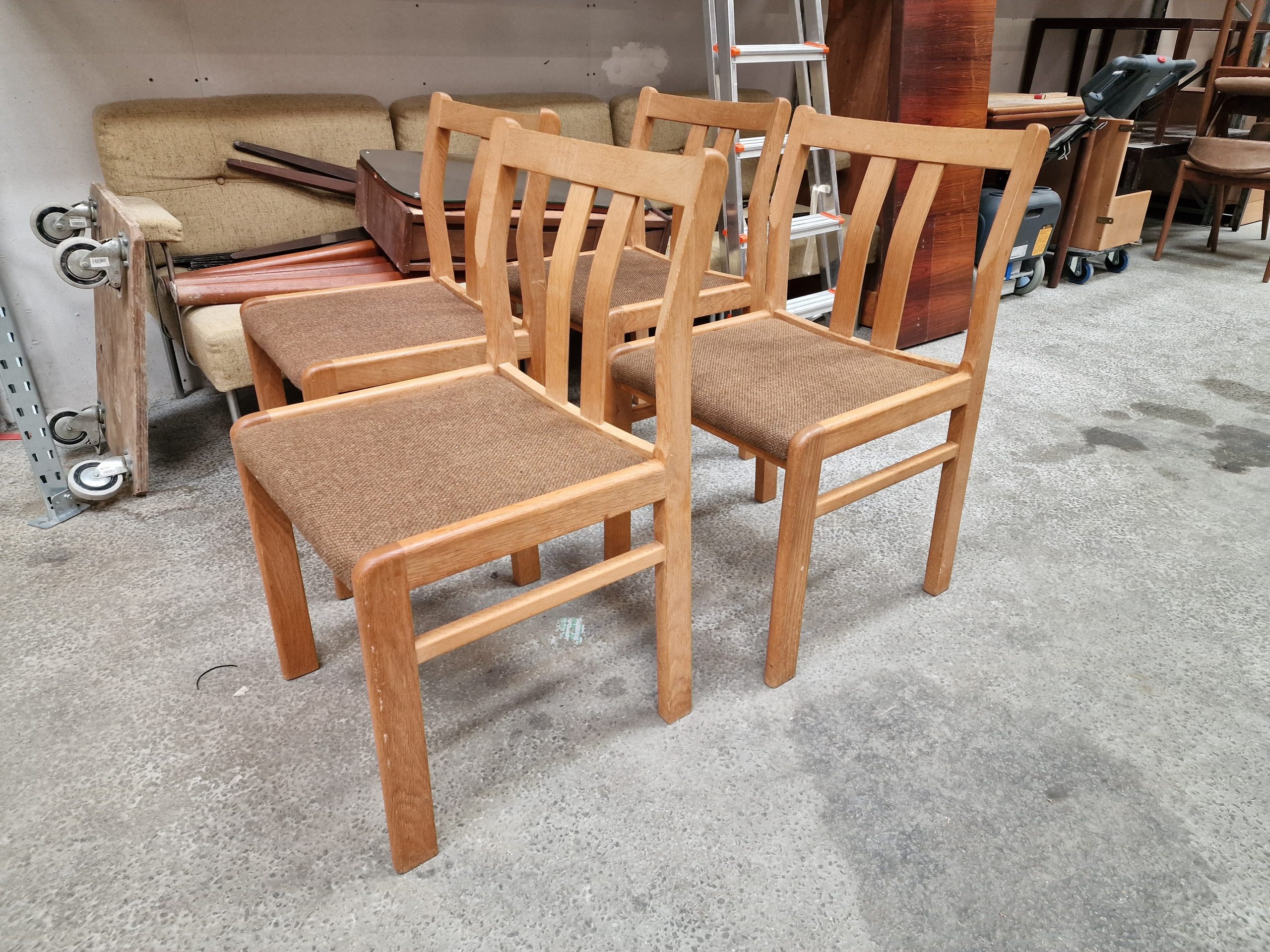 Fire spisestole i massiv egetræ af Skovmand & Andersen