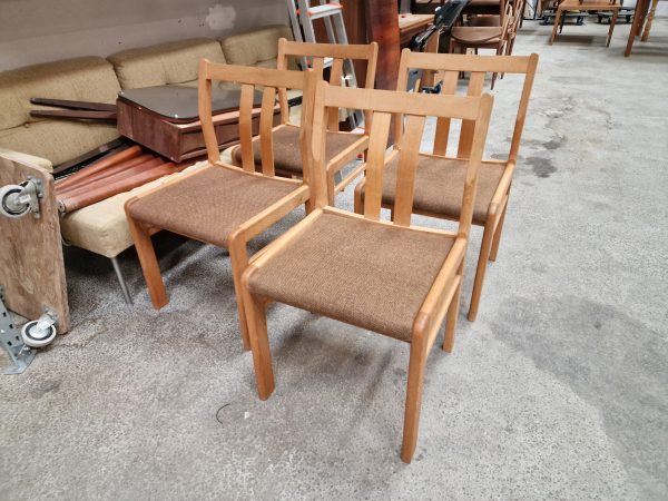 Fire spisestole i massiv egetræ af Skovmand & Andersen