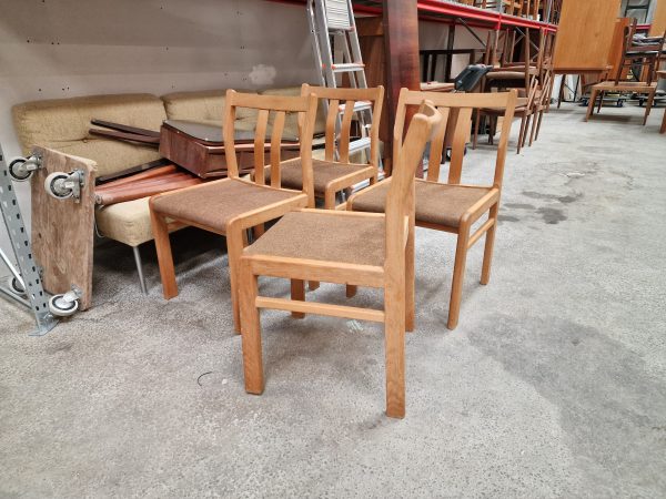 Fire spisestole i massiv egetræ af Skovmand & Andersen