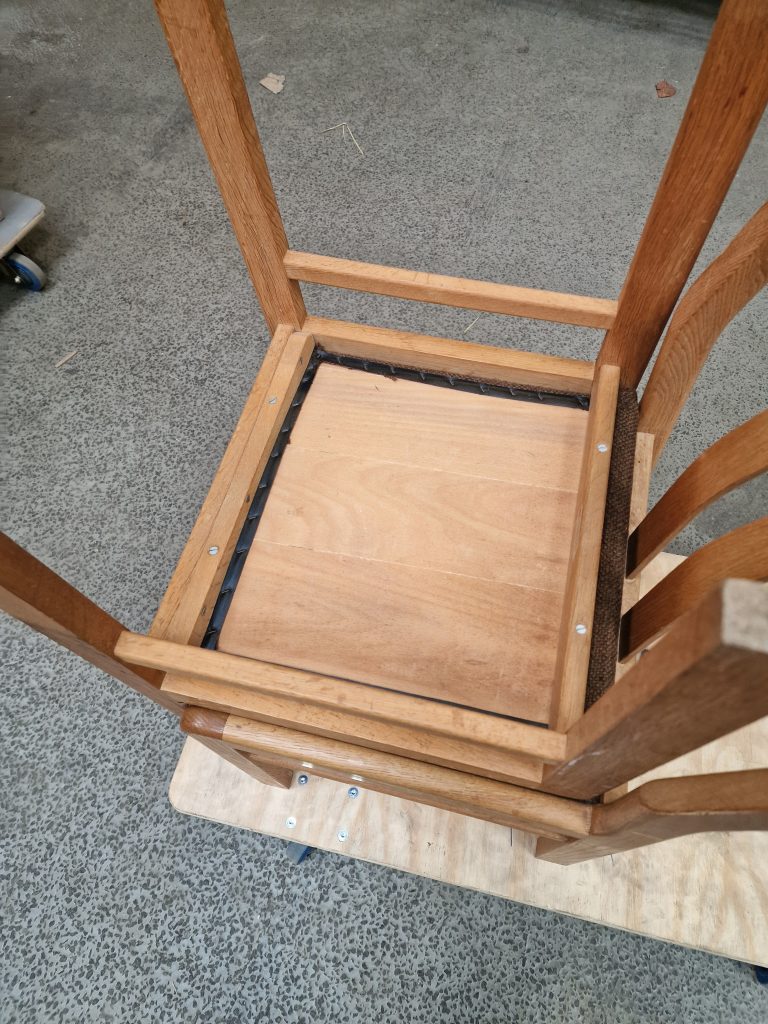 Fire spisestole i massiv egetræ af Skovmand & Andersen