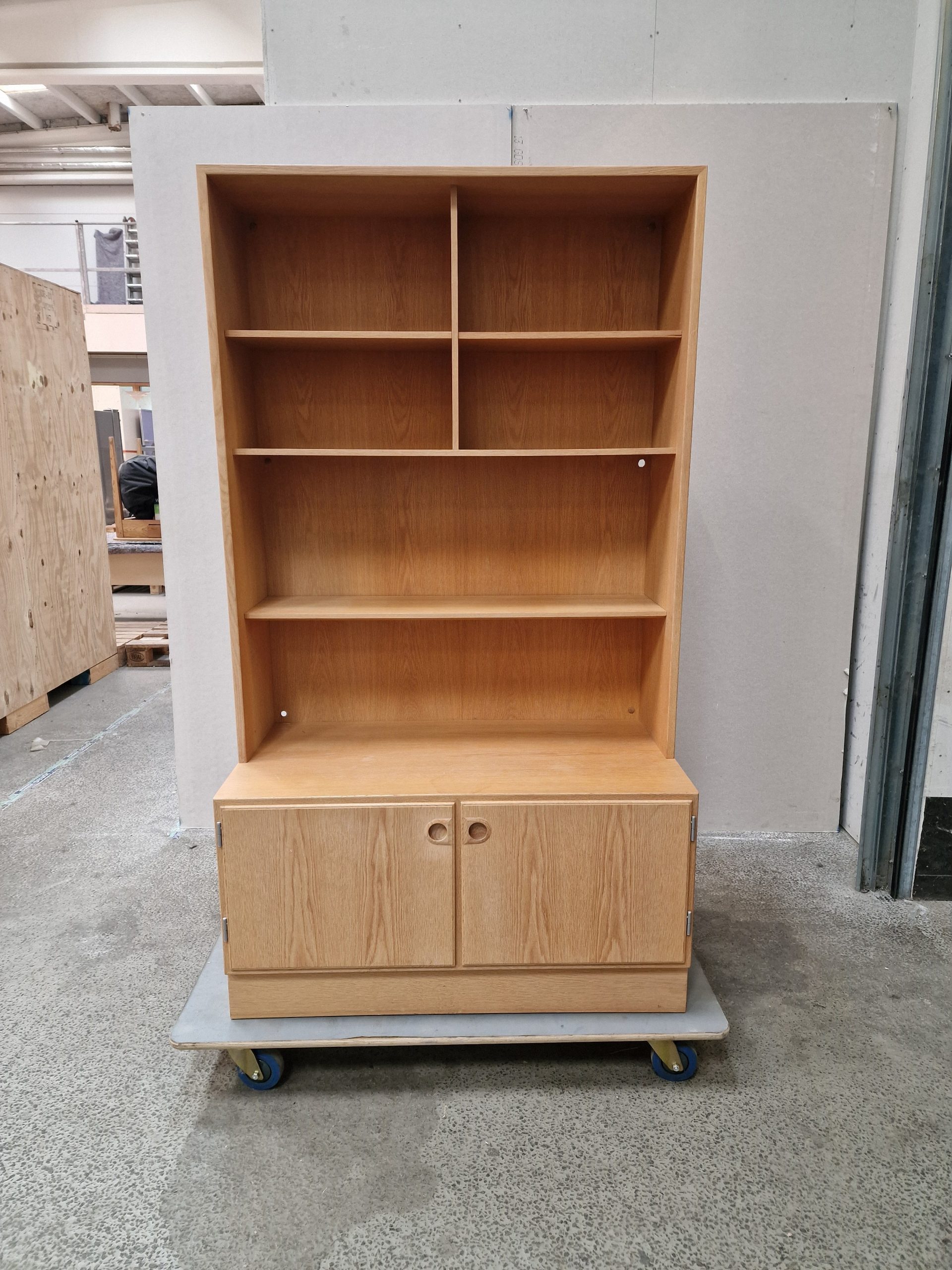 Reol/skænk i lys egetræ af Sven Ellekær