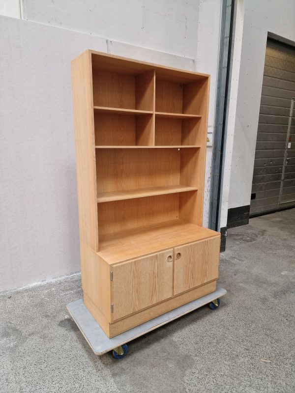 Reol/skænk i lys egetræ af Sven Ellekær