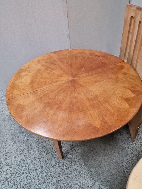 Rundt spisebord med 3 tillægsplader