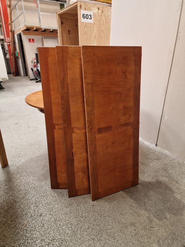 Rundt spisebord med 3 tillægsplader