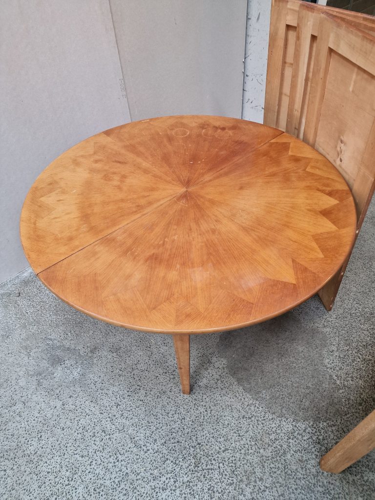 Rundt spisebord med 3 tillægsplader