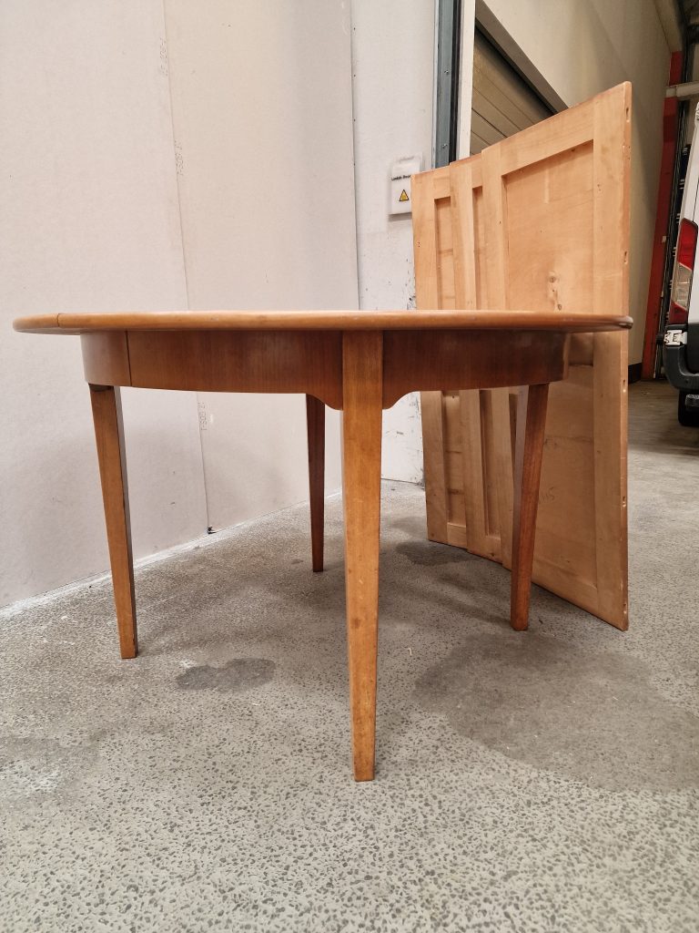 Rundt spisebord med 3 tillægsplader