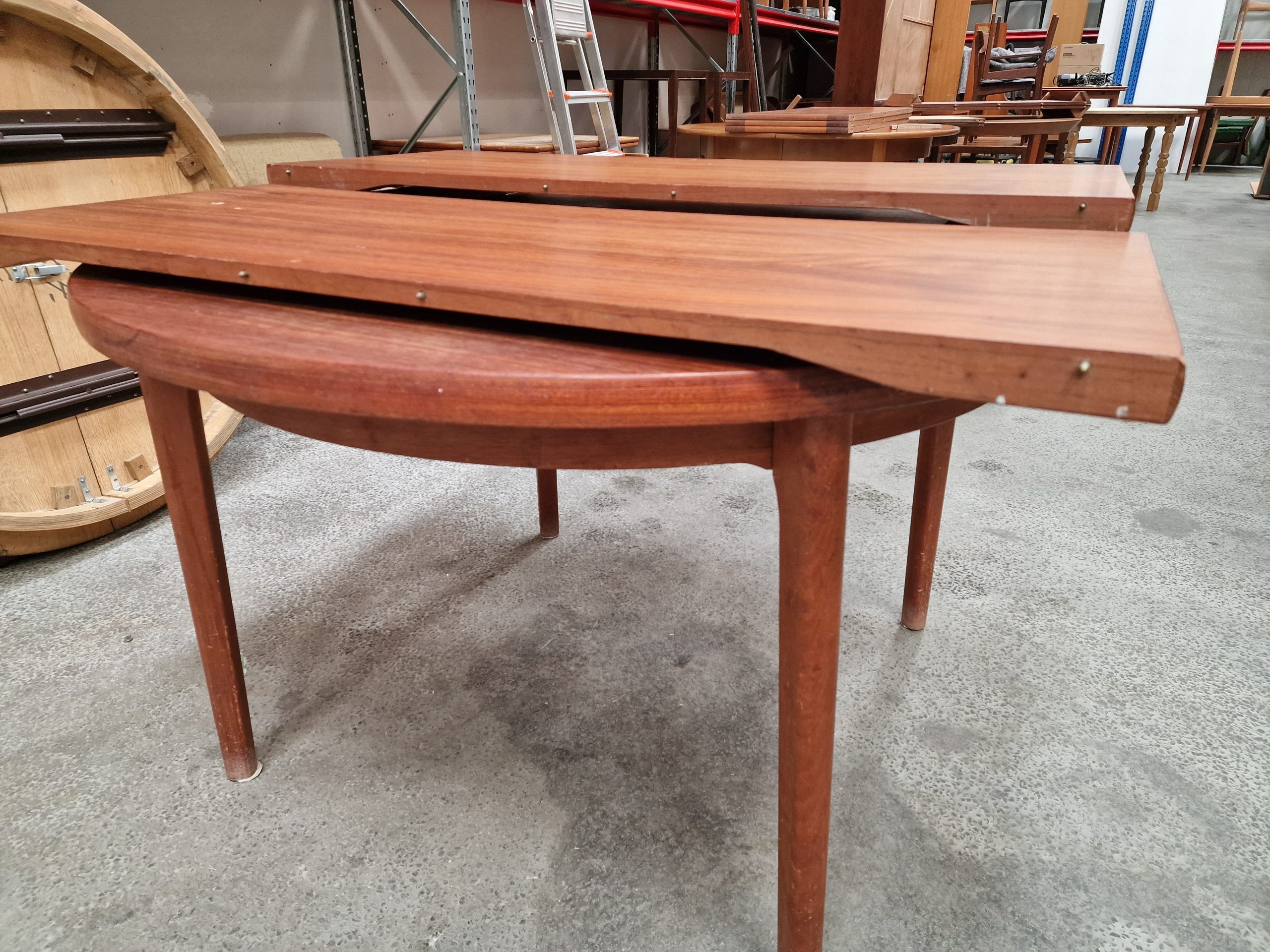 Rundt spisebord med to tillægsplader, Ø120, teak