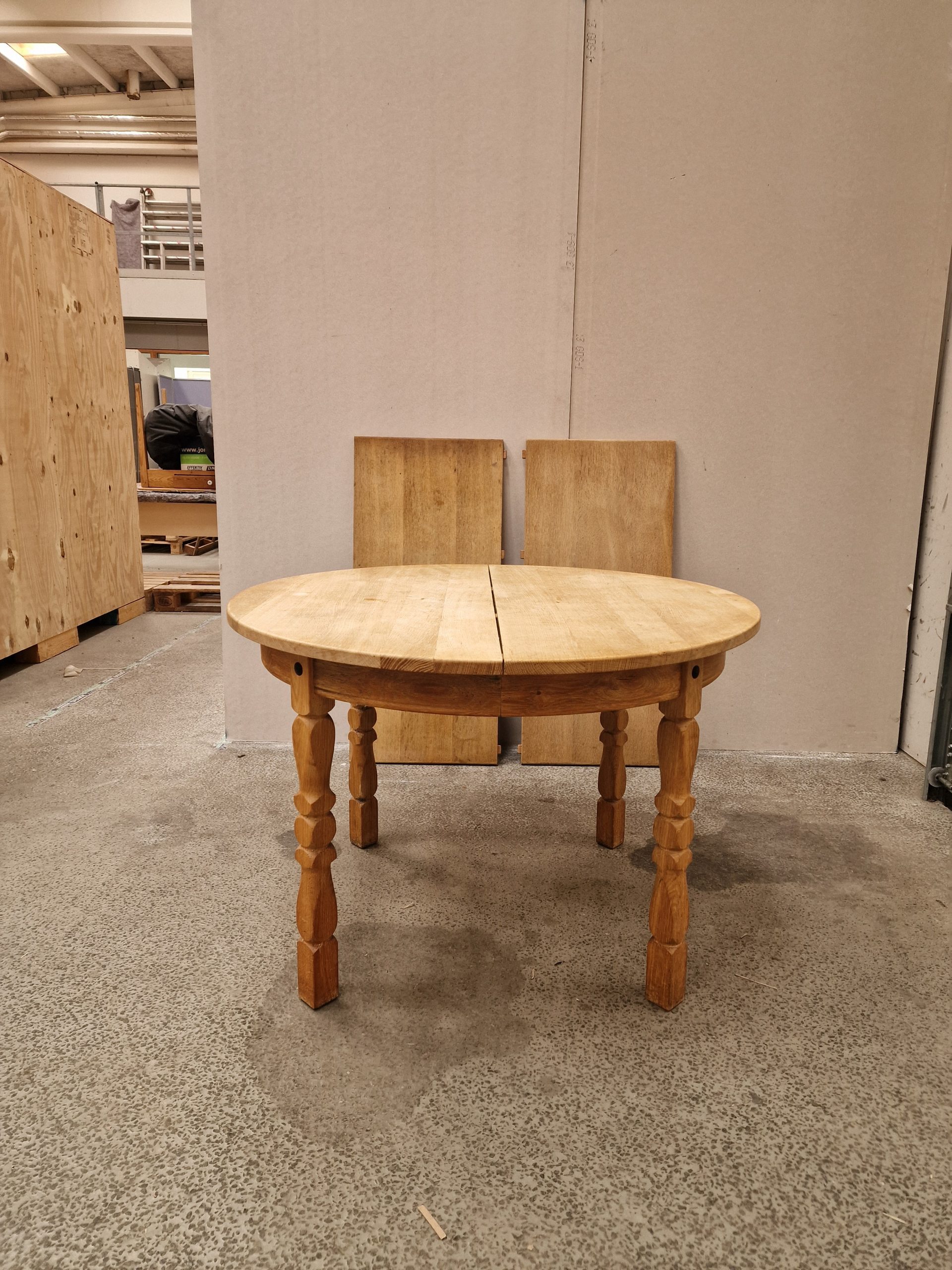 Rundt spisebord i massiv egetræ, én tillægsplade