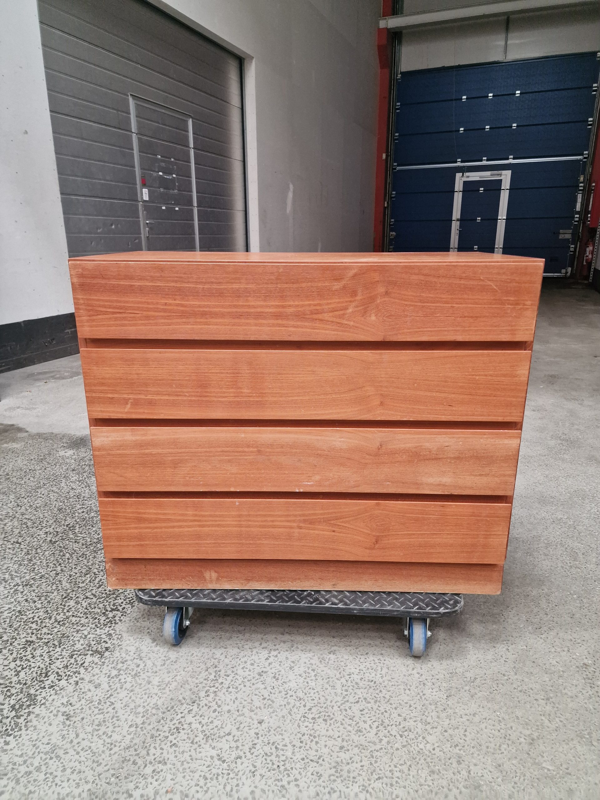 Kommode i teaktræ på sokkel, VM