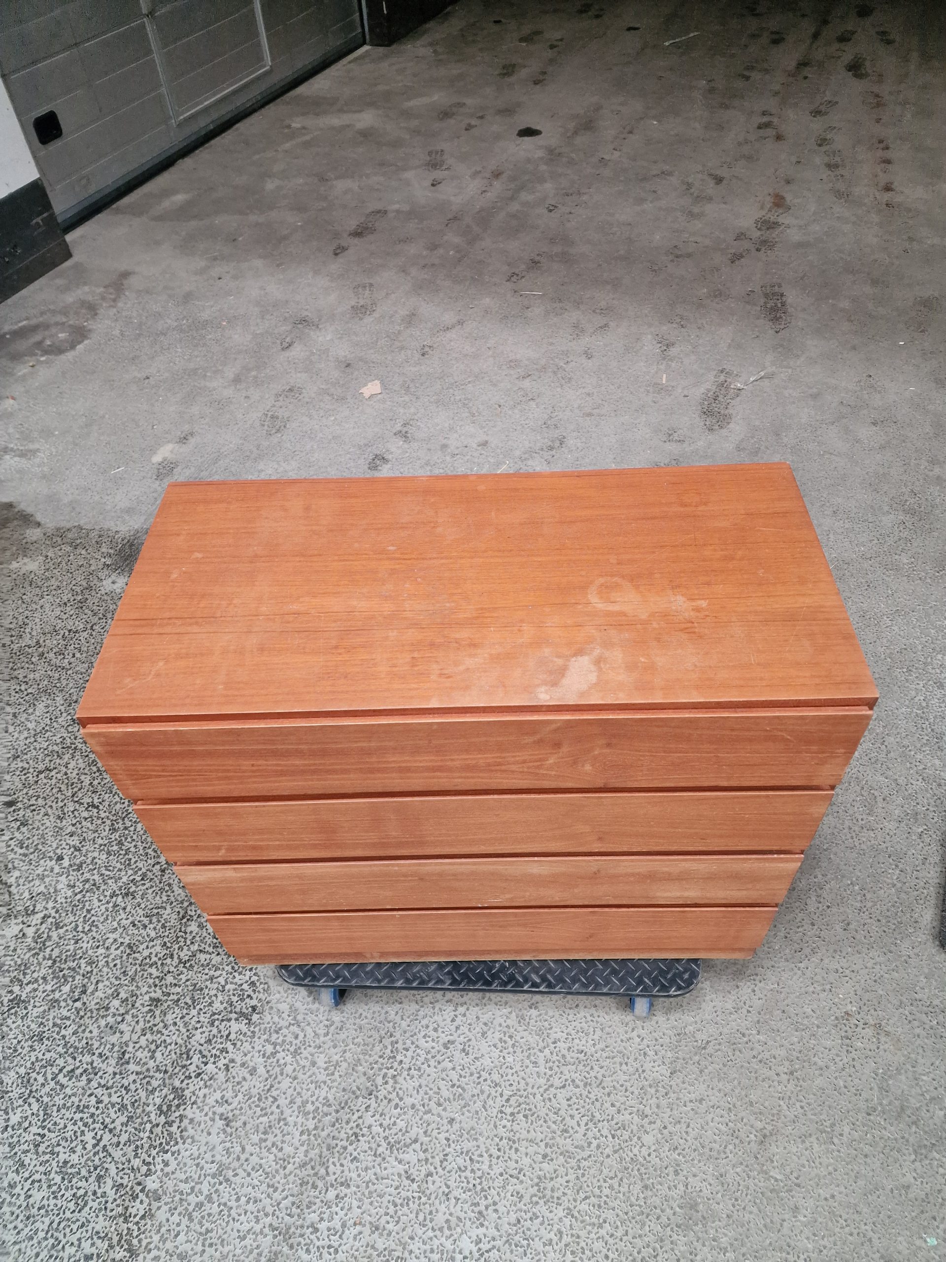 Kommode i teaktræ på sokkel, VM