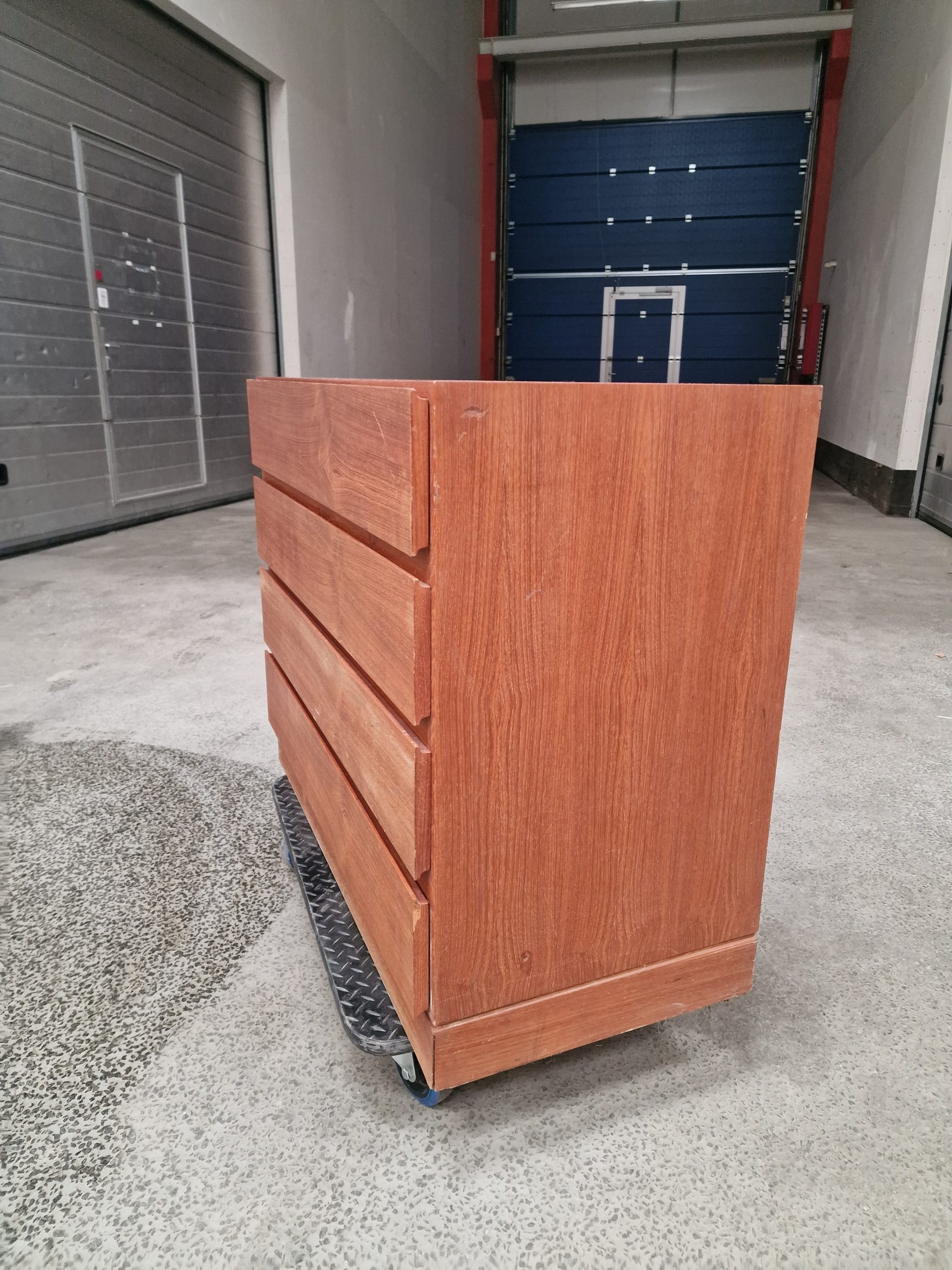 Kommode i teaktræ på sokkel, VM