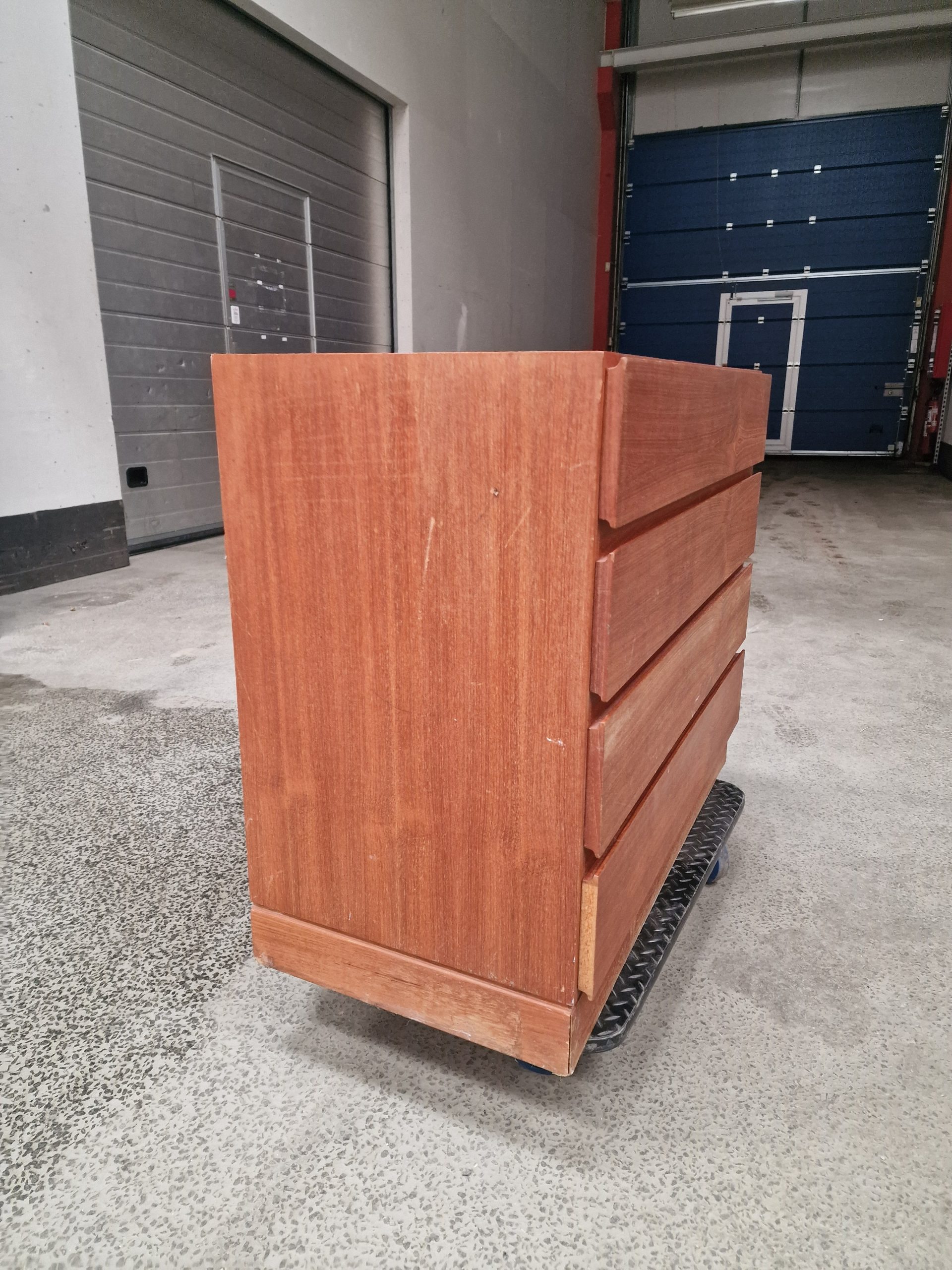 Kommode i teaktræ på sokkel, VM