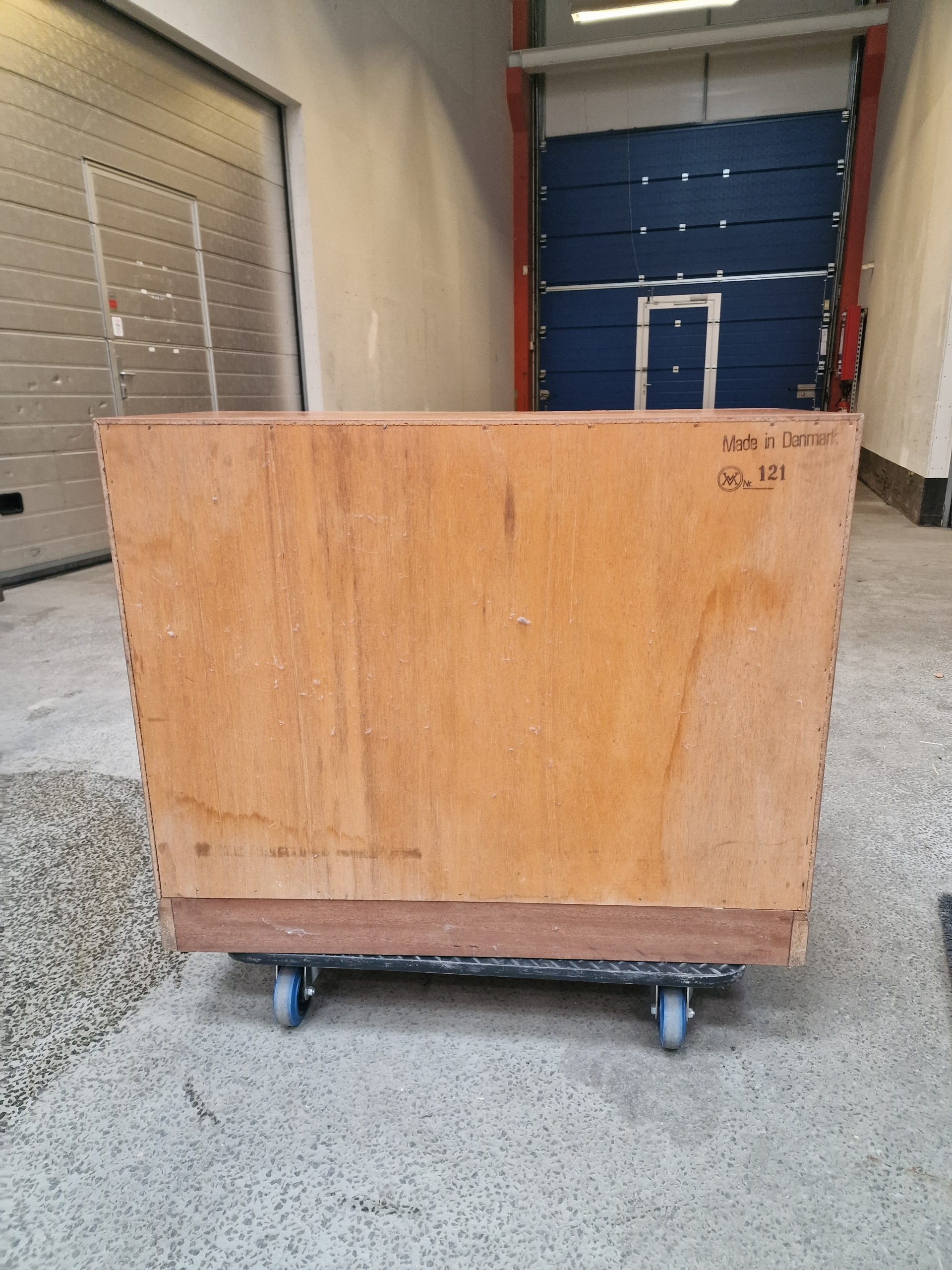 Kommode i teaktræ på sokkel, VM