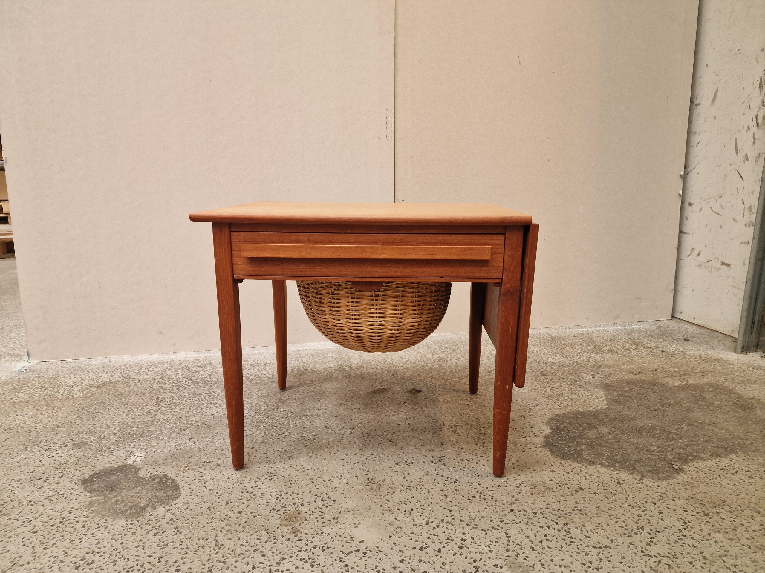 Sybord i teak med forlænger-klap