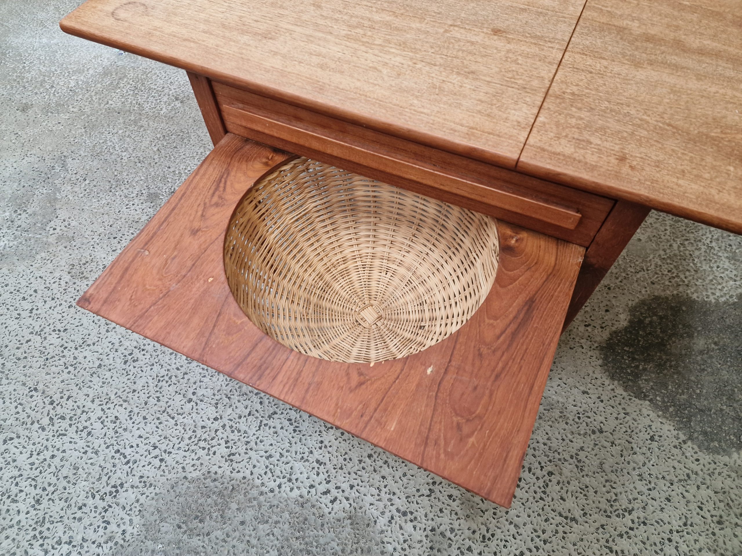 Sybord i teak med forlænger-klap