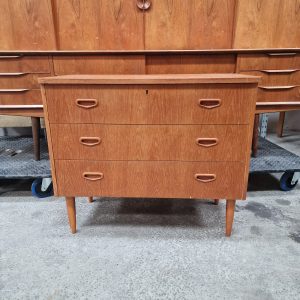 Kommode med tre skuffer