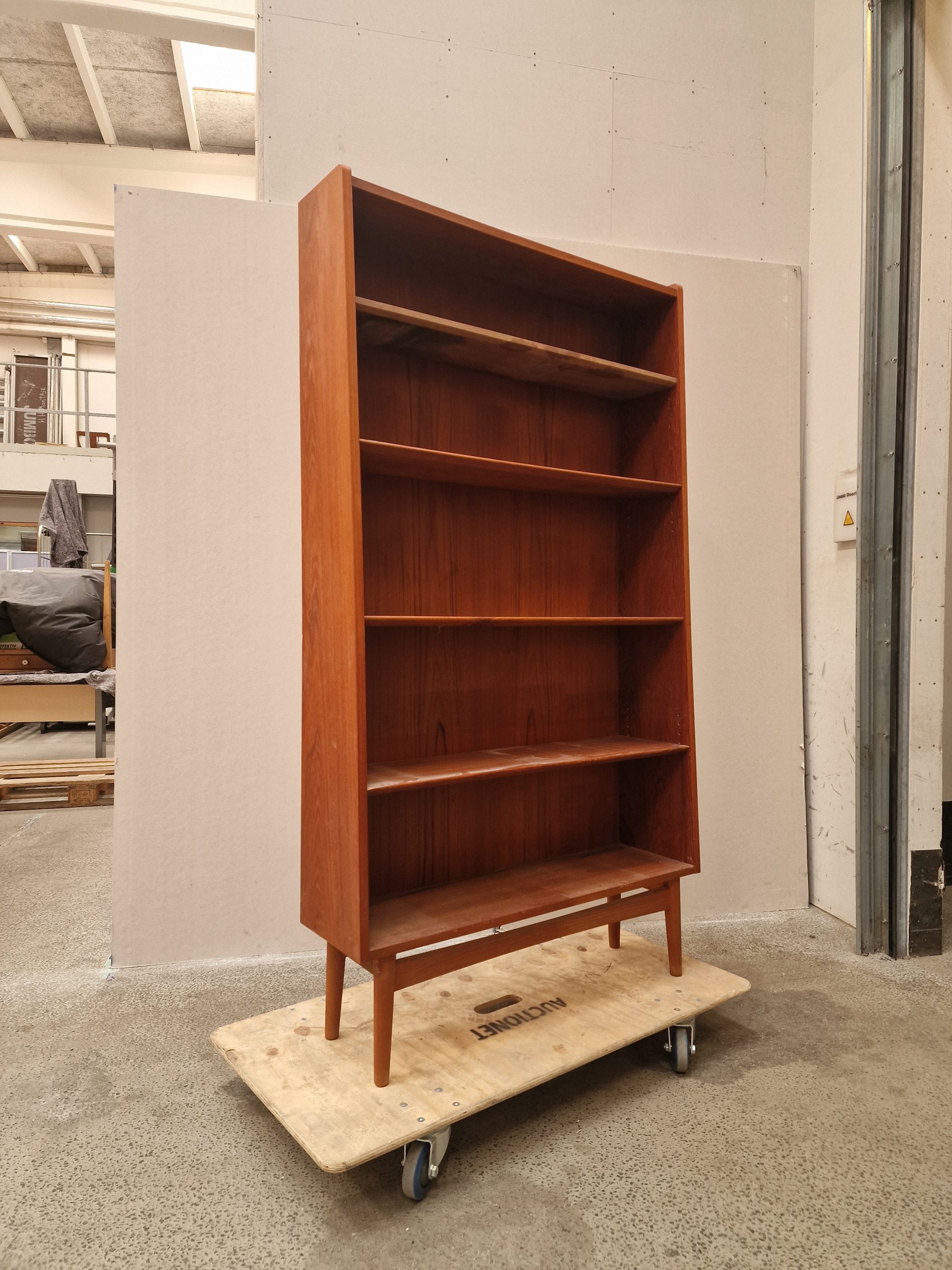 Johannes Sorth. Reol af teak og stel af egetræ