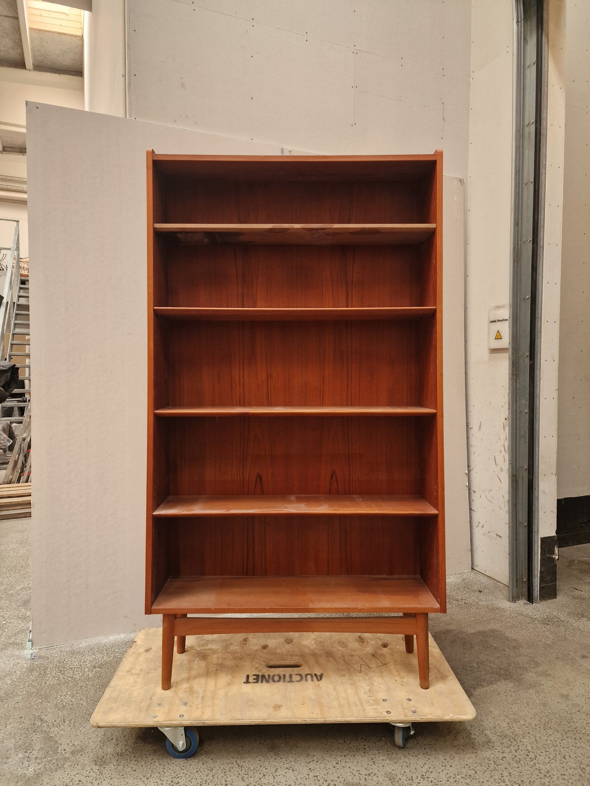 Johannes Sorth. Reol af teak og stel af egetræ