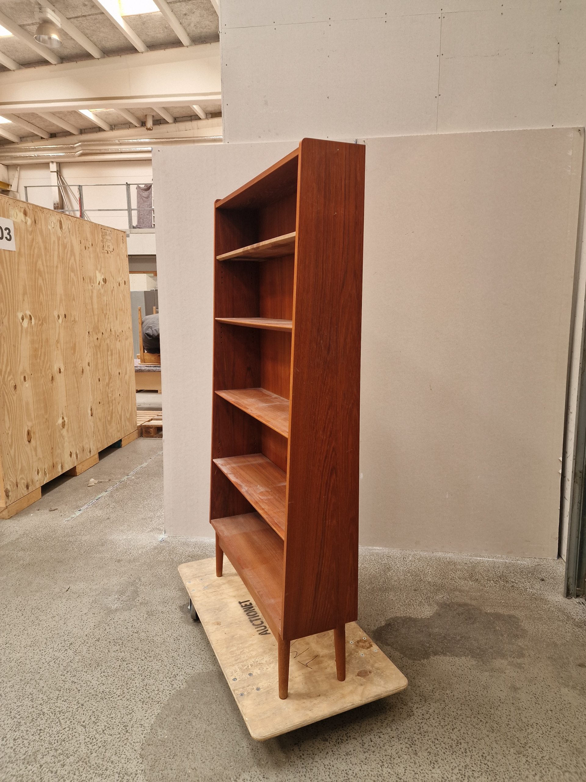 Johannes Sorth. Reol af teak og stel af egetræ