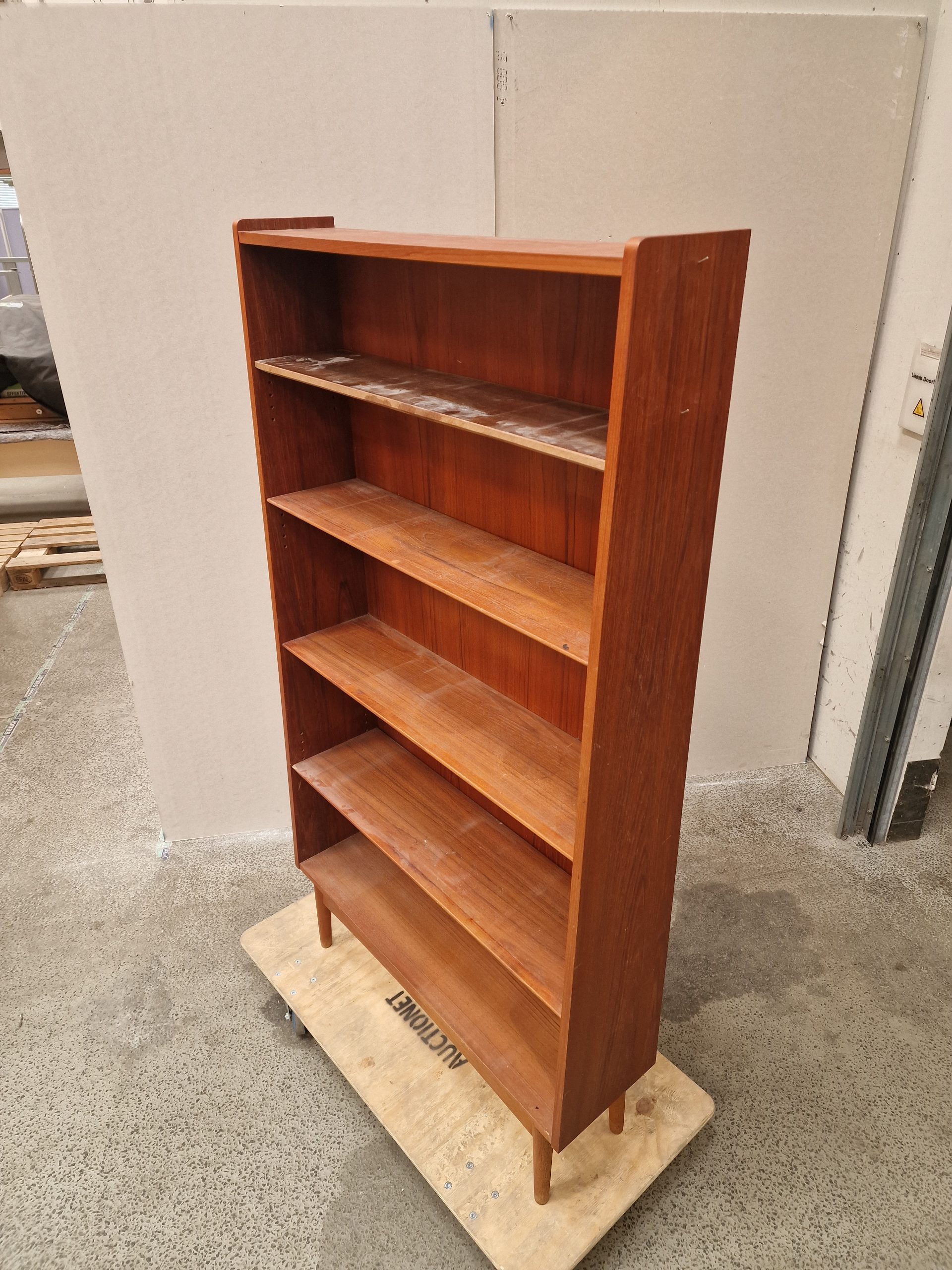 Johannes Sorth. Reol af teak og stel af egetræ