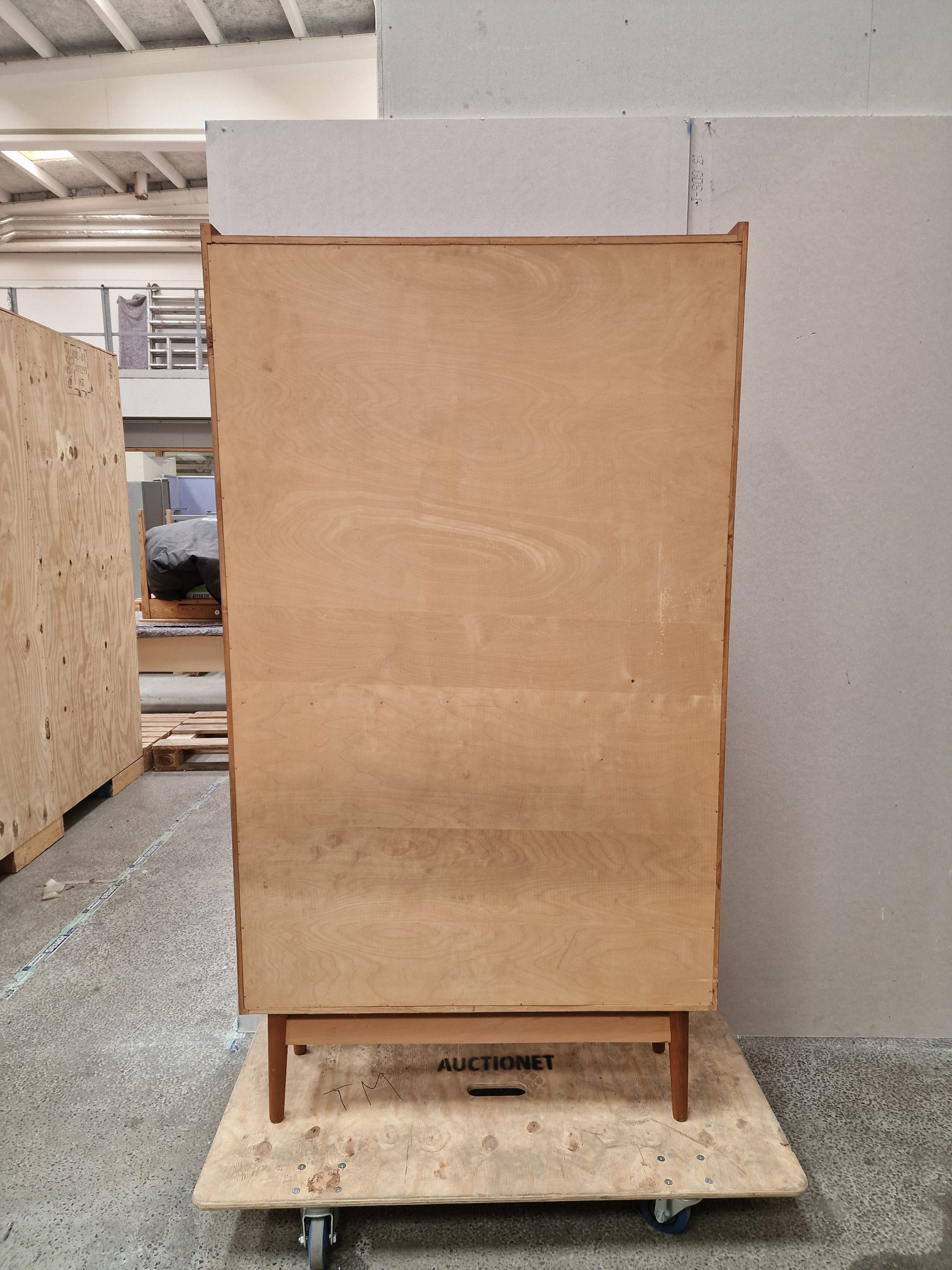 Johannes Sorth. Reol af teak og stel af egetræ