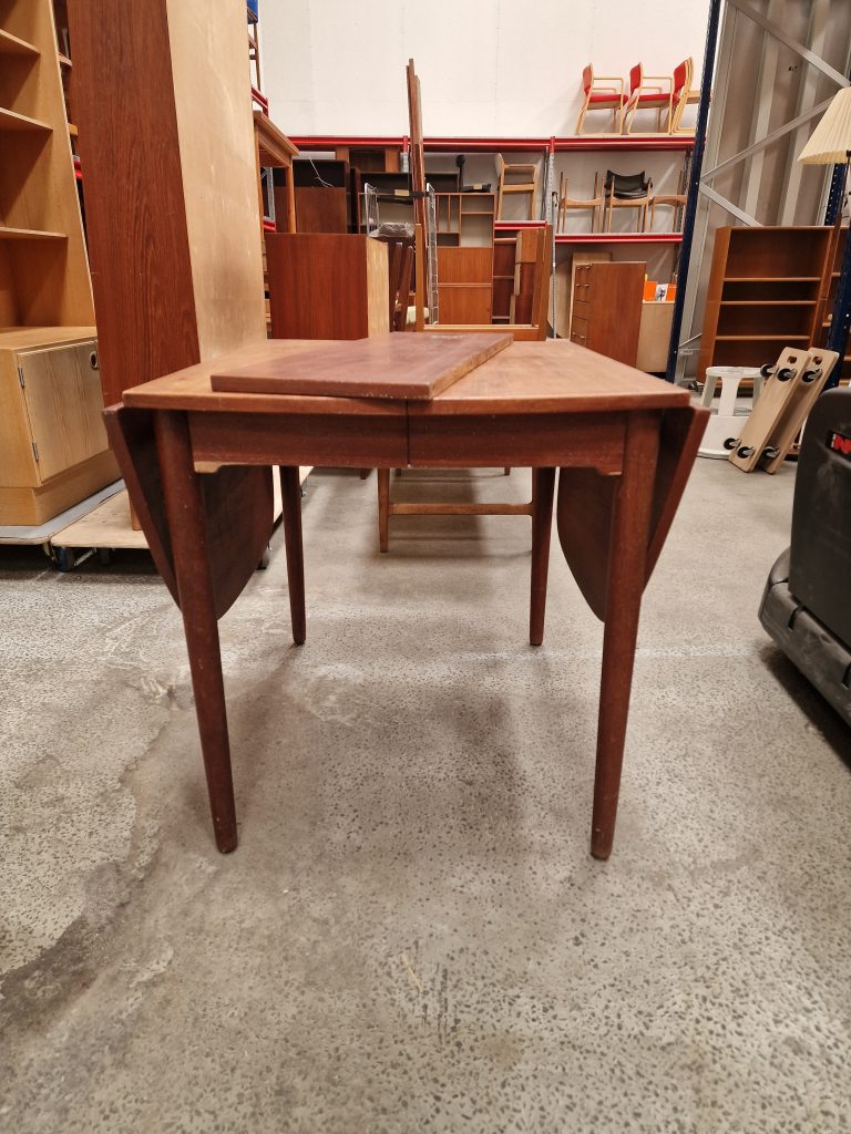 Kvadratisk spisebord i teak med én tillægsplade