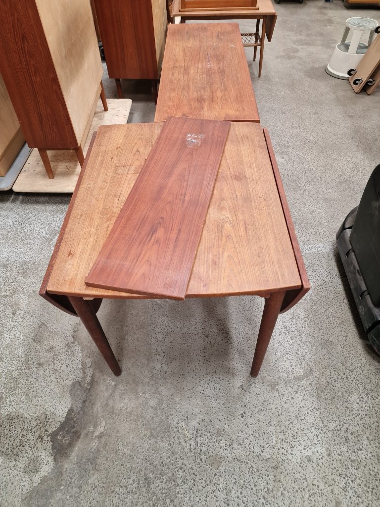 Kvadratisk spisebord i teak med én tillægsplade
