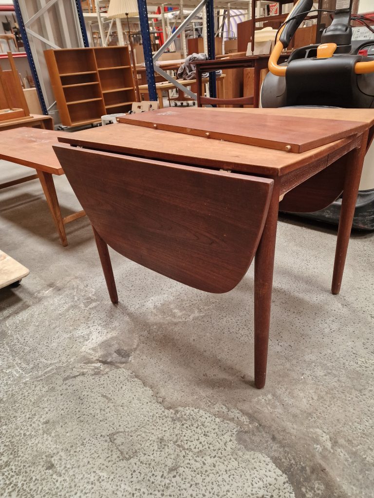 Kvadratisk spisebord i teak med én tillægsplade