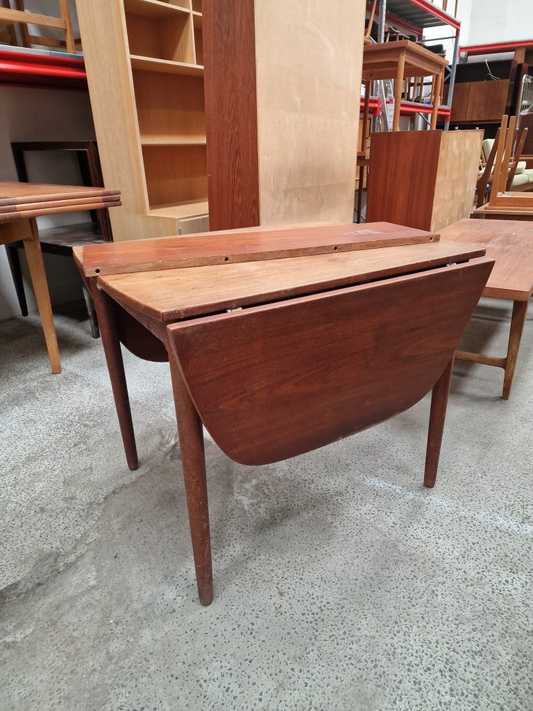 Kvadratisk spisebord i teak med én tillægsplade