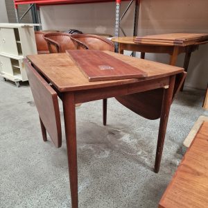 Kvadratisk spisebord i teak med én tillægsplade