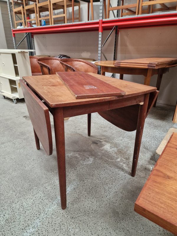 Kvadratisk spisebord i teak med én tillægsplade