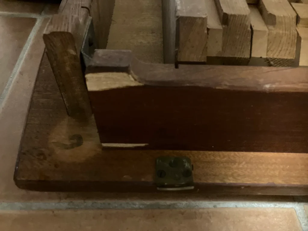 Kvadratisk spisebord i teak med én tillægsplade